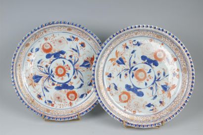 null CHINE
Paire de plats ronds en porcelaine à décor bleu, rouge et or dit Imari...
