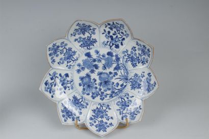 null CHINE
Coupe en forme de fleur de lotus en porcelaine à décor en camaïeu bleu...