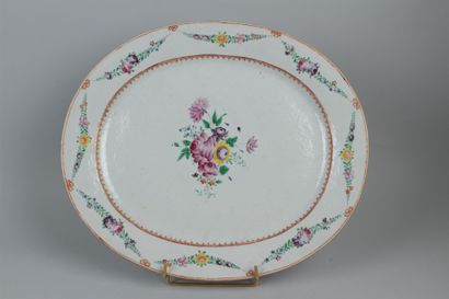 null CHINE
Grand plat ovale en porcelaine à décor polychrome des émaux de la Famille...