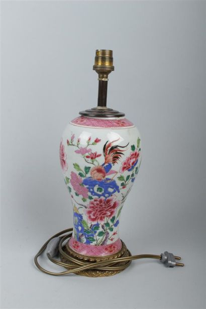 null CHINE
Vase en porcelaine de forme balustre à décor polychrome des émaux de la...
