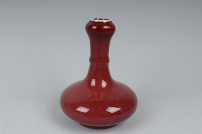 null CHINE
Vase en porcelaine à panse plate à fond sang de boeuf.
XXe siècle.
H....