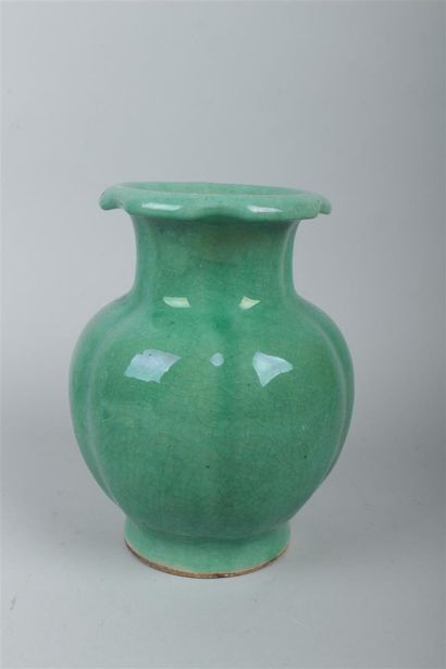 null CHINE
Vase à paroi côtelée à fond vert.
Marque Qianlong apocryphe.
H. 18 cm...