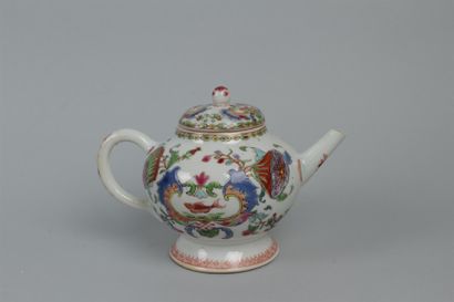 null CHINE
Théière et couvercle en porcelaine à décor polychrome des émaux de la...