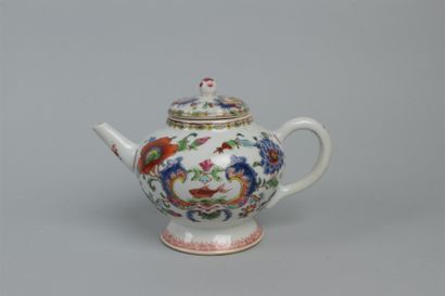 null CHINE
Théière et couvercle en porcelaine à décor polychrome des émaux de la...