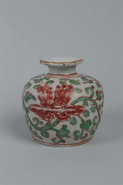 null CHINE
Vase ovoïde à décor vert et rouge de fer de pivoines fleuries. 
XVIIème...