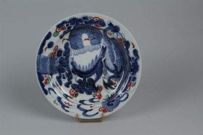 null JAPON
Petit plat rond en porcelaine à décor bleu, rouge et or dit Imari d'un...