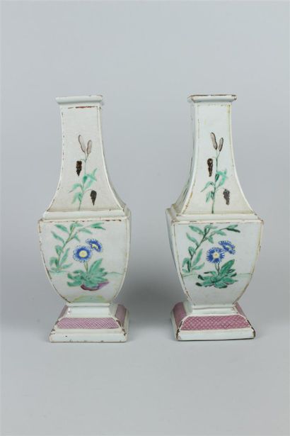 null CHINE
Paire de vases de forme balustre quadrangulaire en porcelaine à décor...