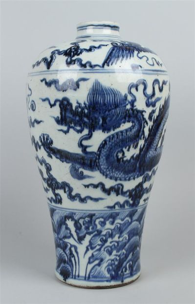 null CHINE
Vase Meiping en porcelaine à décor en camaïeu bleu d'un dragon parmi les...