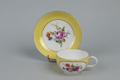 null MEISSEN 
Tasse à thé et soucoupe en porcelaine à décor polychrome de bouquets...
