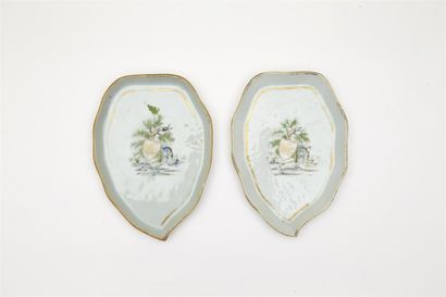 null CHINE - Deux plateaux ovales en forme de feuille en porcelaine à décor polychrome...
