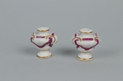 null FRANKENTHAL
Paire de vases miniatures en porcelaine à décor de rinceaux en relief...
