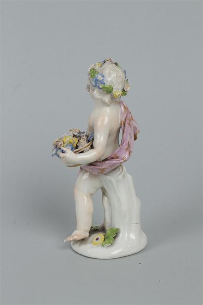 null MEISSEN
Statuette en porcelaine représentant un enfant tenant des fleurs et...