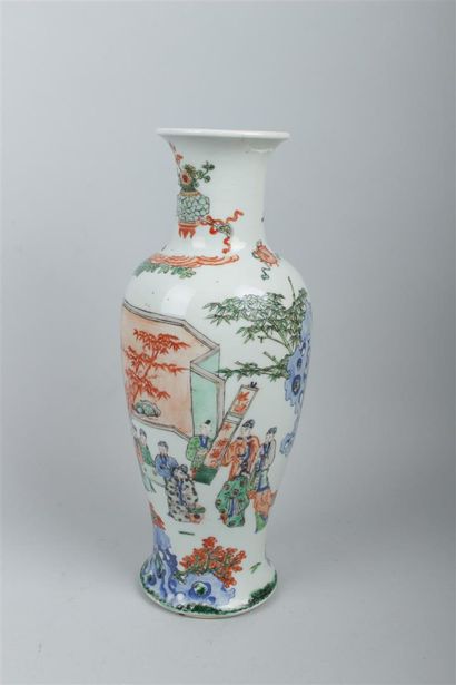 null CHINE
Vase balustre en porcelaine à décor polychrome des émaux de la Famille...