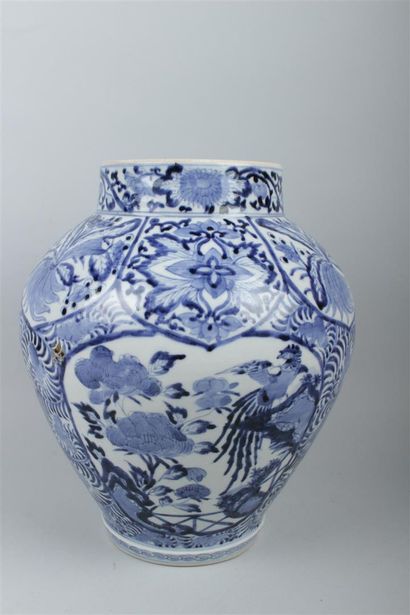 null JAPON (ARITA)
Potiche en porcelaine à décor en camaïeu bleu de phoenix et fleurs...