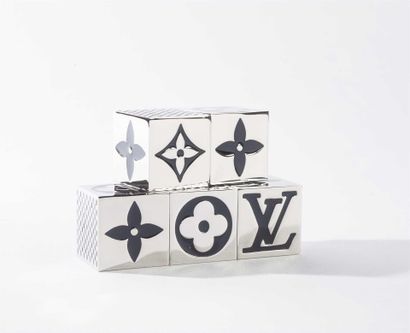 null Louis VUITTON 
Jeu "Game Cube" composé de cinq cubes aimantés en acier chromé...