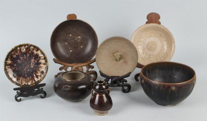 null CHINE - Epoque YUAN (1279 - 1368)
Ensemble comprenant deux pots en grès émaillé...