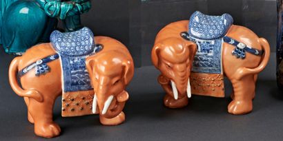 null CHINE - XXe siècle
Paire d'éléphants harnachés en porcelaine décorée en bleu...