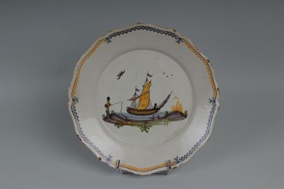 null NEVERS. Assiette à bord contourné, à décor polychrome d'un bateau à deux mâts,...