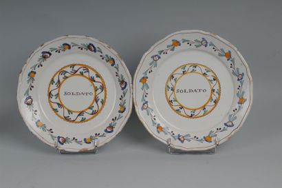 null NEVERS. Deux Assiettes à bord contourné à décor polychrome dans un médaillon...