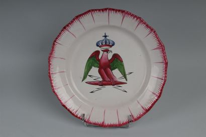 null LES ISLETTES. Assiette à bord mouvementé et peigné rose à décor polychrome à"...