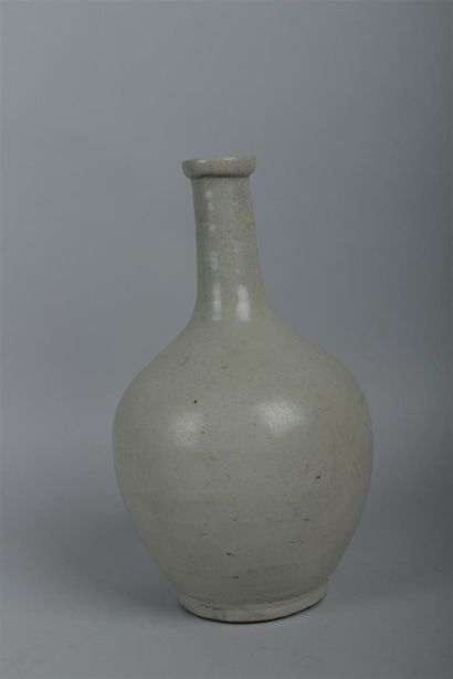 null JAPON - Epoque EDO (1603 - 1868)
Vase bouteille en porcelaine émaillée blanche,...