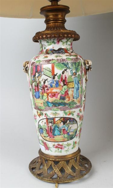 null CHINE, Canton 
Paire de vase en porcelaine à décor polychrome de scènes de palais...