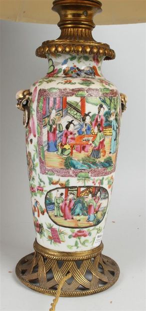 null CHINE, Canton 
Paire de vase en porcelaine à décor polychrome de scènes de palais...