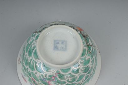 null ENSEMBLE en porcelaine de Chine comprenant : 

VASE en porcelaine de forme balustre...