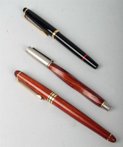 null WATERMAN, PARKER, ANONYME Ensemble de stylos bic et plume. 
L'un en argent 800/000...