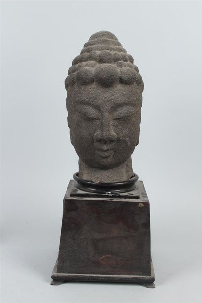 null BUSTE de style Khmer en pierre sculptée. H. 42 cm.