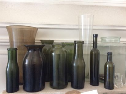 null Lot comprenant cinq bouteilles et vases en verre teinté ou transparent.