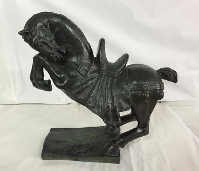 null PAUL DRUSY (XIX-XXe) : 
Cheval cabré 
Epreuve en bronze à patine verte, signé...