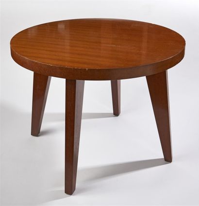 null Dans le goût de Maxime Old (1910-1991) : 
Table en bois de placage de forme...