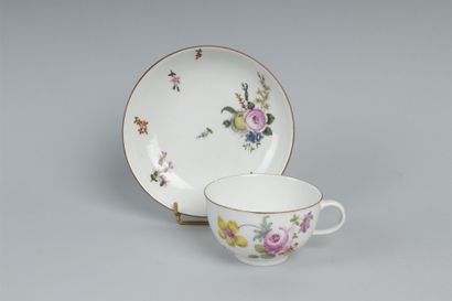 null MEISSEN
Tasse à thé et sa soucoupe en porcelaine à décor polychrome de bouquets...