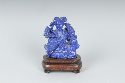 null CHINE - Femme assise, sujet en pierre bleue sculptée. Reposant sur une base...