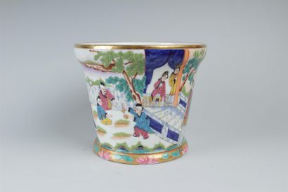 null BAYEUX : CACHE POT en porcelaine polychrome à décor de chinois dans des paysages.
XIX°siècle.
H....