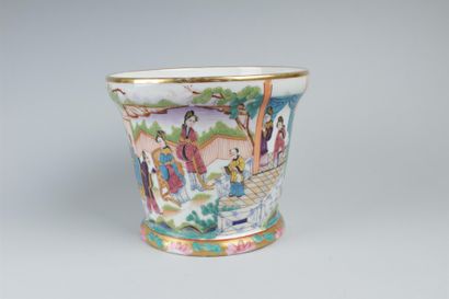 null BAYEUX : CACHE POT en porcelaine polychrome à décor de chinois dans des paysages.
XIX°siècle.
H....