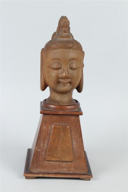null EXTREME-ORIENT 
Tête de bouddha les yeux fermés surmonté d'un bouddha en prière....
