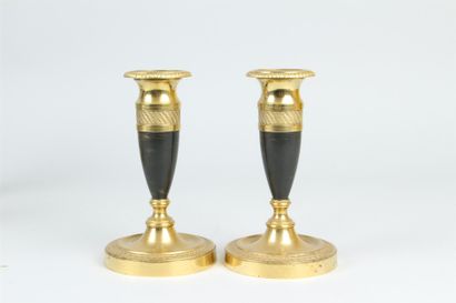 null ENSEMBLE comprenant deux paires de bougeoirs : 
PAIRE DE BOUGEOIRS bas en bronze...