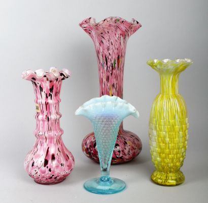 null ENSEMBLE de quatre vases en verre coloré et moucheté à bords ourlés. 
H. 16,5...