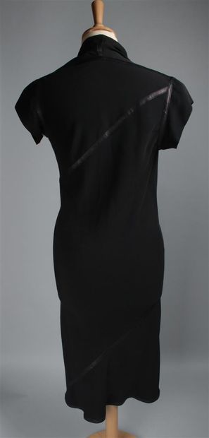 null GUSTAVO LINS (Attribué à )
Robe de forme asymétrique en acrylique et cuir noir.
T....