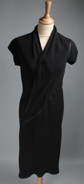null GUSTAVO LINS (Attribué à )
Robe de forme asymétrique en acrylique et cuir noir.
T....
