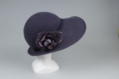null MAXIM'S 
Chapeau en feutre violet et ruban orné d'une broche fleur. 
Quelques...