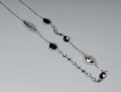 null SWAROVSKI
Collier en métal argenté orné perles de verre facetté et strass. Longueur...