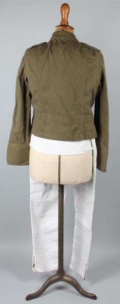 null DAREL, KOOKAI 
Ensemble comprenant jean en coton blanc (T. 40) et veste courte...