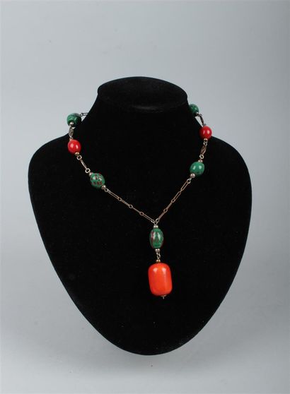 null ANONYME
Collier en métal et perles en pate de verre vert et rouge.