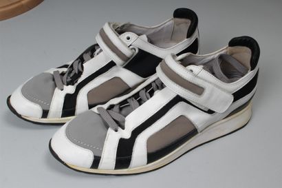 null Pierre HARDY
Paire de sneakers en cuir blanc, gris, taupe et noir.
T. 41 environ.
Usures,...
