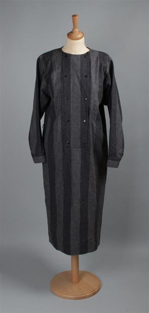 null GUY LAROCHE Diffusion Paris
Robe droite en drap de laine à rayures grises de...