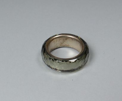 null SWAROVSKI, attribué à
Bague anneau en cristal fumé et facetté monté sur un anneau...