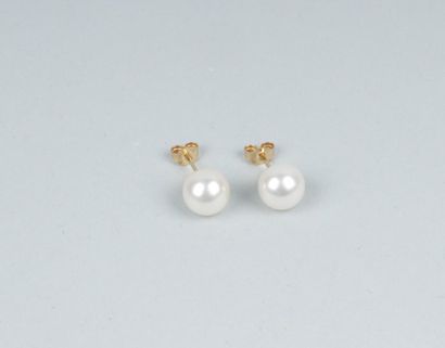 null PAIRE DE BOUCLES D'OREILLE perles et or jaune (750/000). 
Diamètre : 8,5/9 mm
Poids...